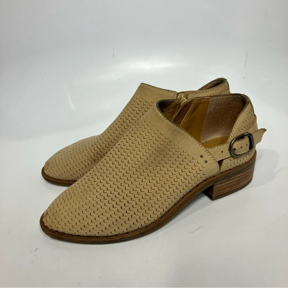 Lucky Brand Gahiro ankle‎ booties tan perforated leather women’s size 6 neutral